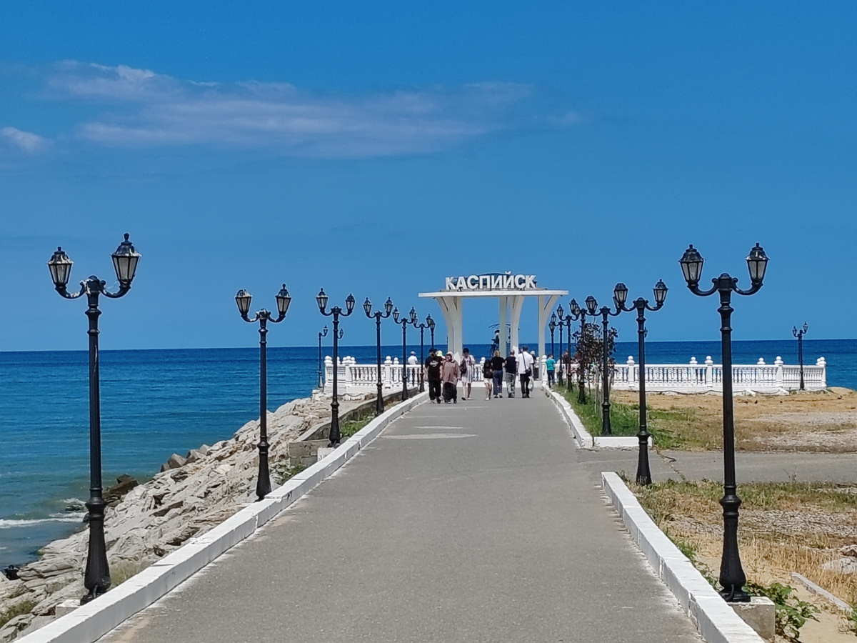 круглая беседка - главная достопримечательность набережной Каспийска