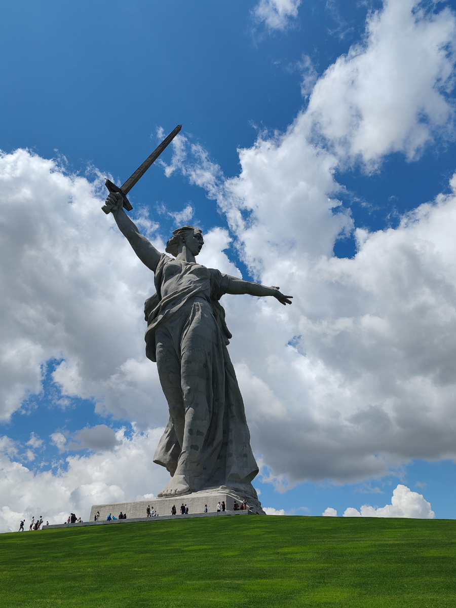 Памятник "Родина-мать зовет!" впечатляет своими размерами 