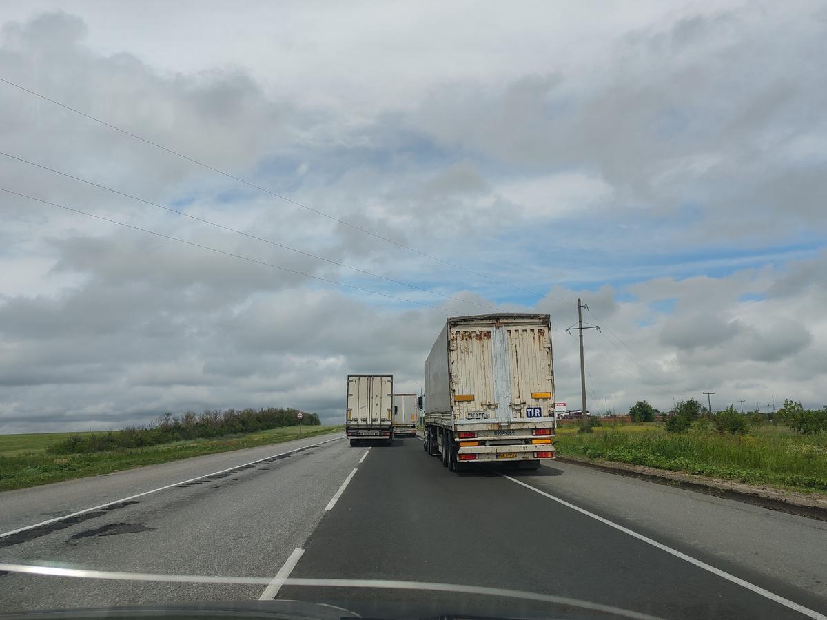 на трассе обгоняют друг друга не только легковые машины, но и фуры