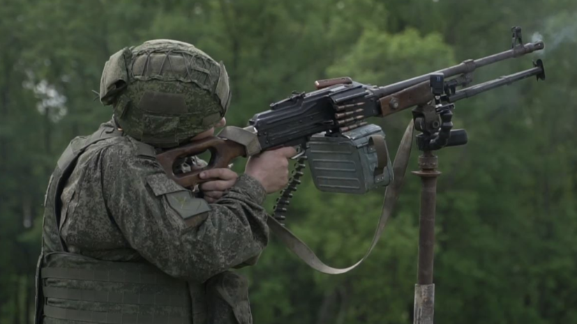     Военнослужащий ВС РФ на посту воздушного наблюдения  Минобороны РФ