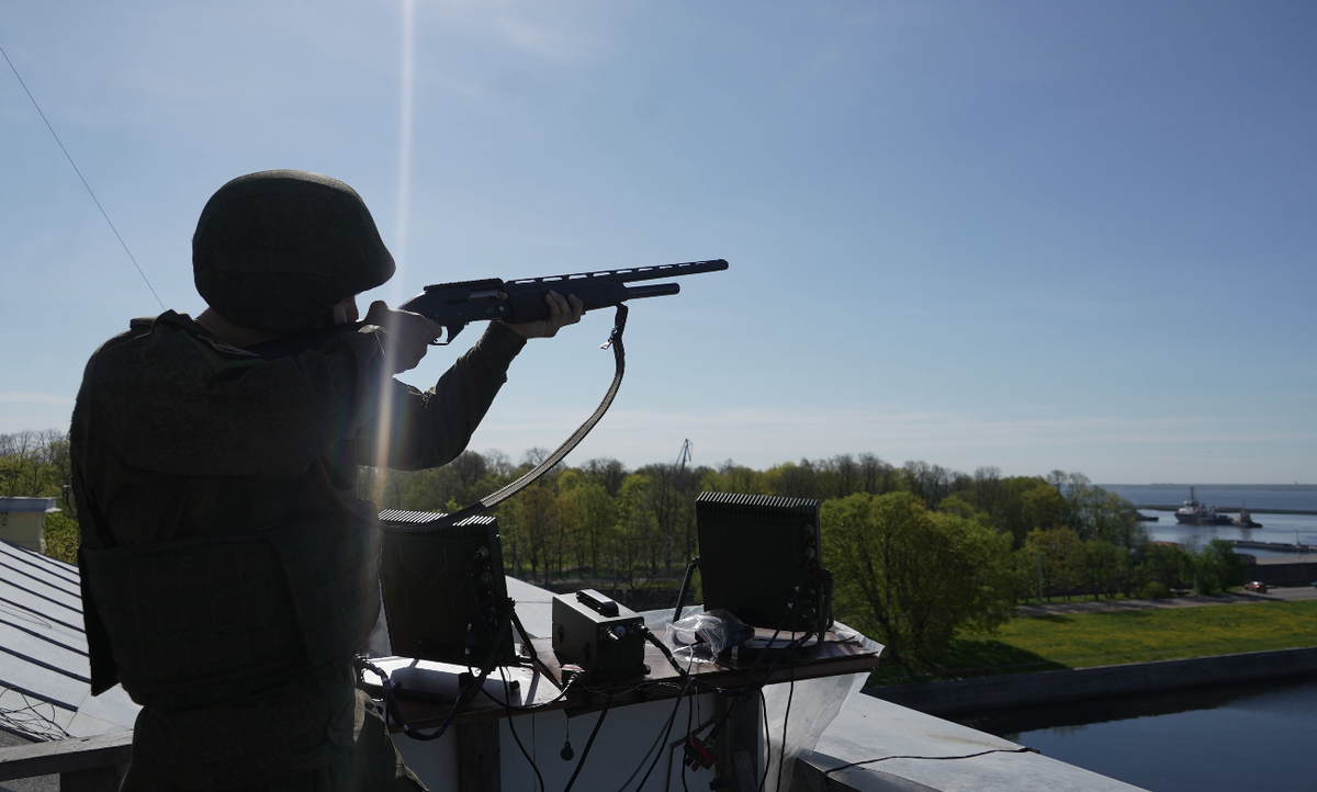    Боец на посту воздушного наблюдения с гладкоствольным оружием / Минобороны РФ