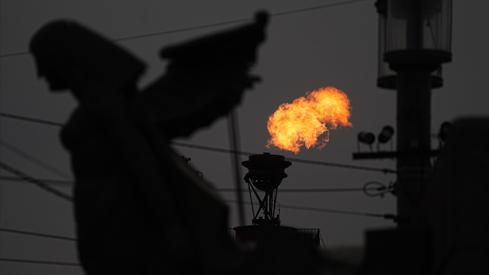     Ростральные колонны зажгли в Петербурге в честь "Алых парусов" ИЗВЕСТИЯ/Павел Волков