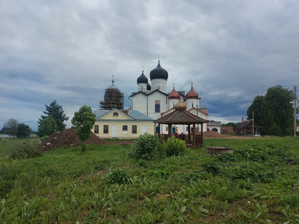 Свято-Троицкий Михайло-Клопский монастырь — мужской монастырь.