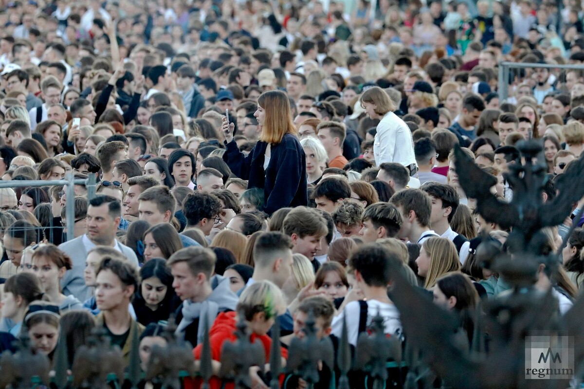    Выпускники на Дворцовой площади во время праздника «Алые паруса» / Источник: Дарья Драй © ИА REGNUM
