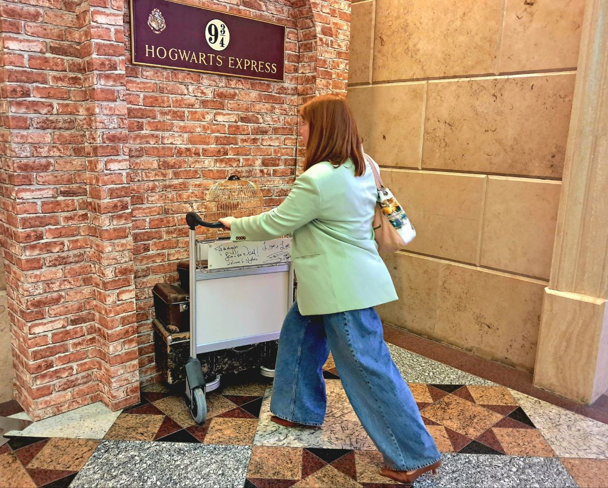 Конечно, так много чемоданов, чтобы требовалась тележка, я с собой не вожу... ну так и еду я обычно не в Хогвартс на целый учебный год, а всего-то в другой город на несколько дней.