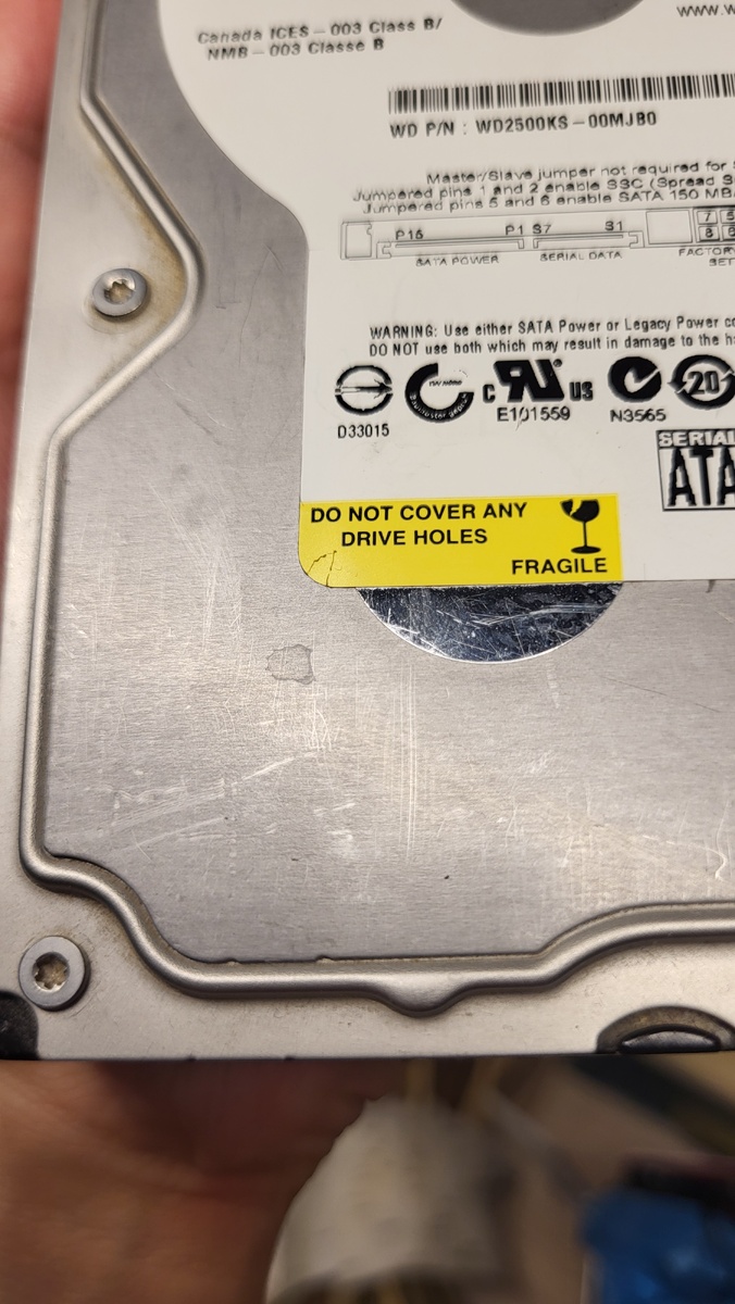 Следы на крышке корпуса диска