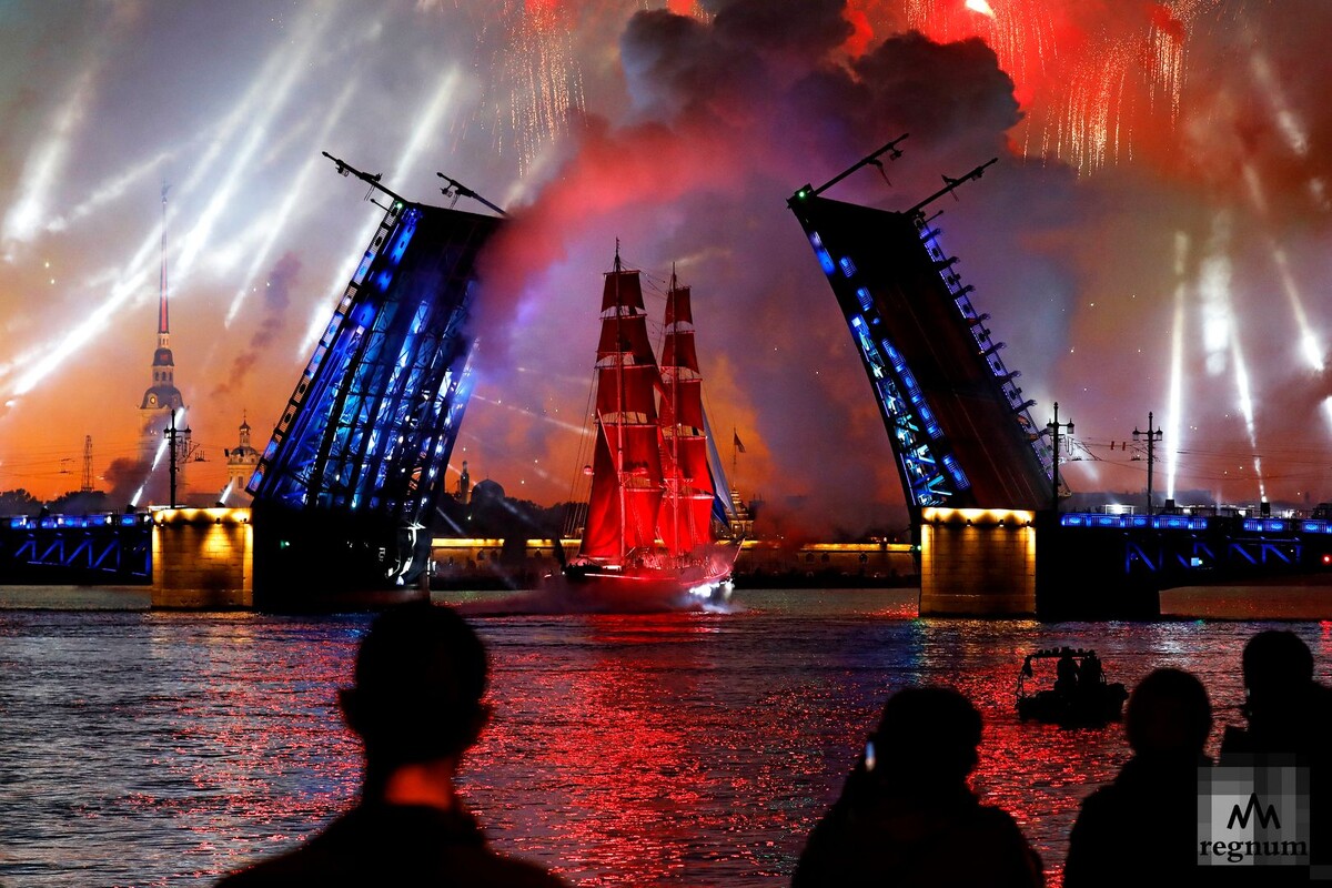    Праздник выпускников школ «Алые паруса» в Санкт-Петербурге / Источник: Дарья Драй © ИА REGNUM