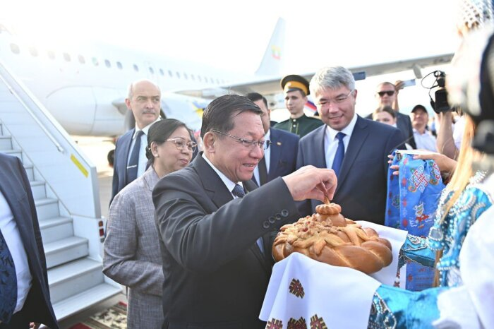 В аэропорту главу Мьянмы встретил руководитель Бурятии / фото: телеграм-канал Алексея Цыденова