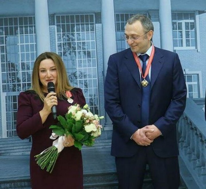 На фото с женой