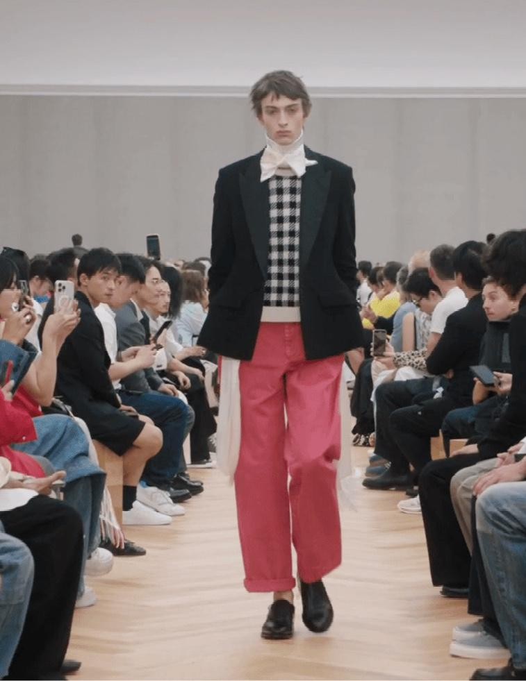 На показе мы увидели пиджаки с выраженной баской