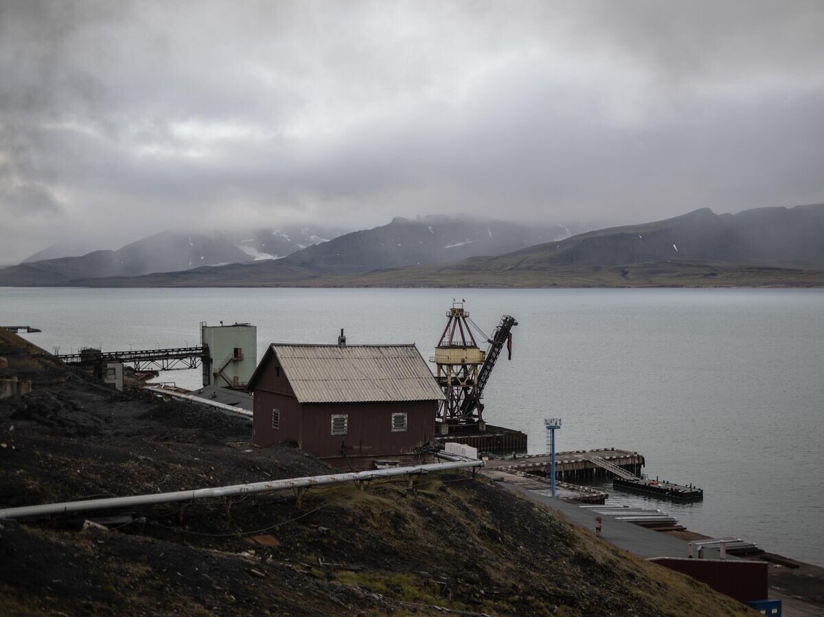    Постройки в городе Баренцбург на архипелаге Шпицберген© РИА Новости / Владимир Астапкович