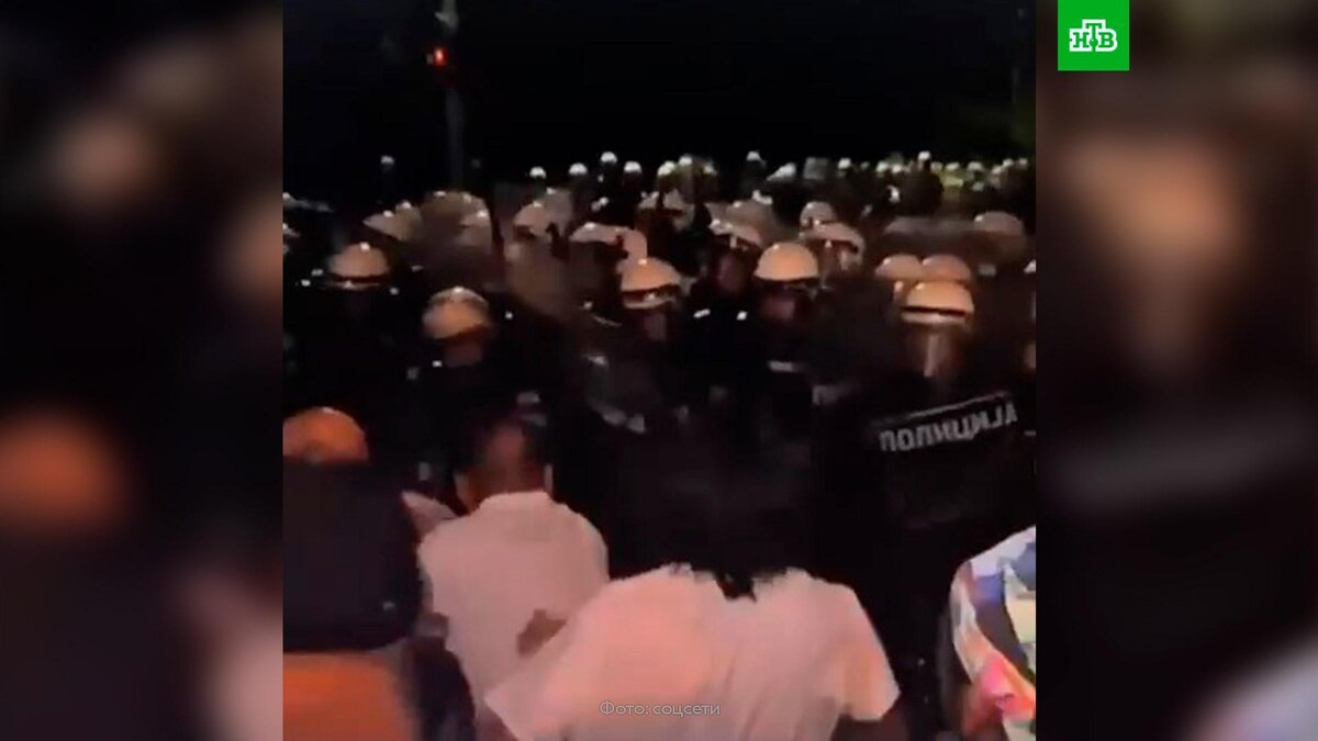    Полиция вытеснила протестующих с улицы у здания парламента в Белграде