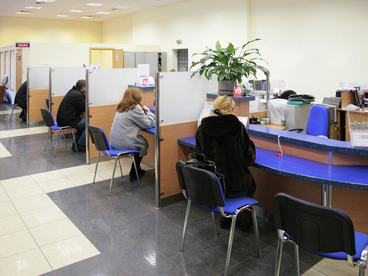    Посетители в отделении банка© Depositphotos.com / Pavel Losevsky