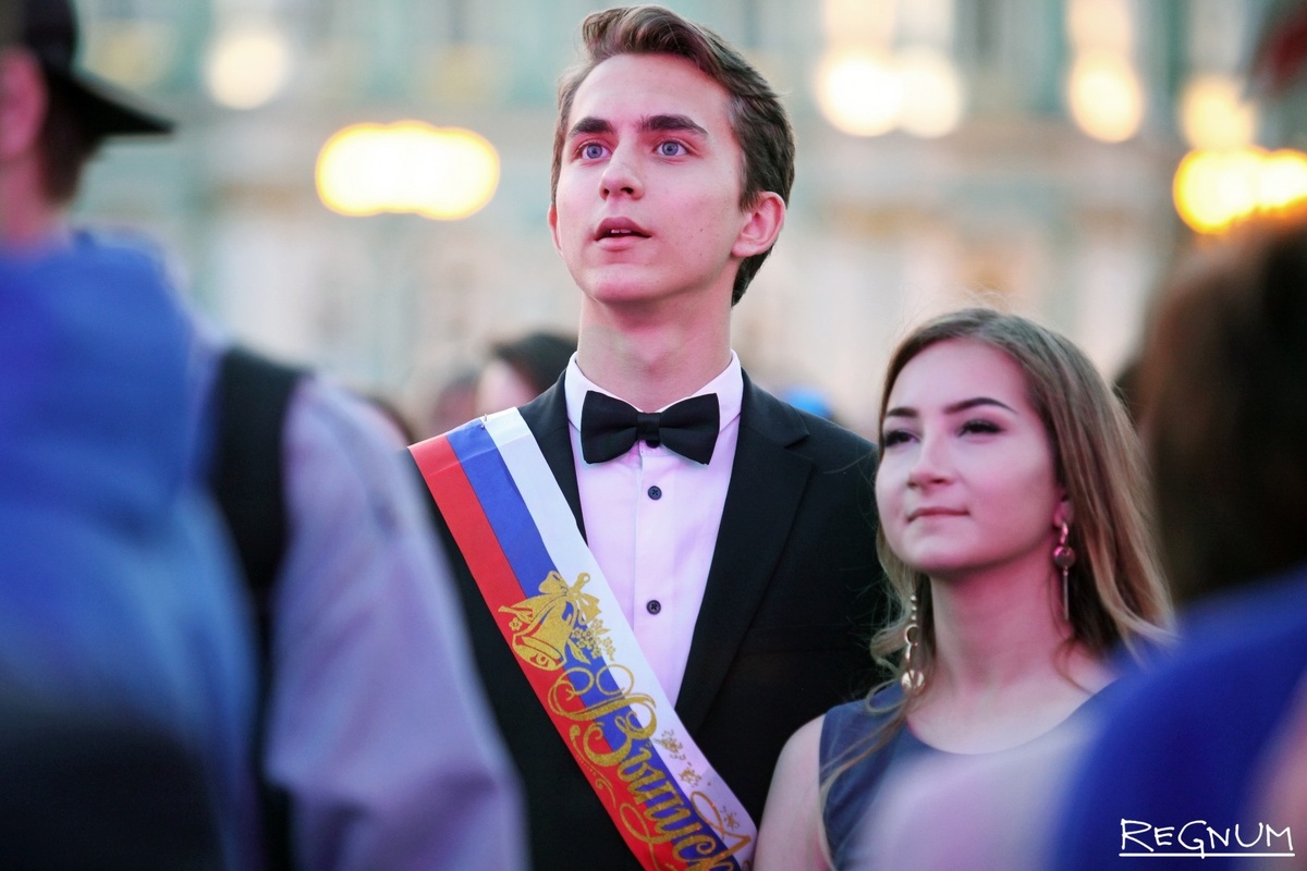    Выпускники на празднике «Алые паруса» / Источник: Дарья Драй © ИА REGNUM