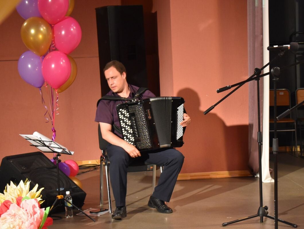    Художественный руководитель народного хора Зарянка Евгений Савельев.