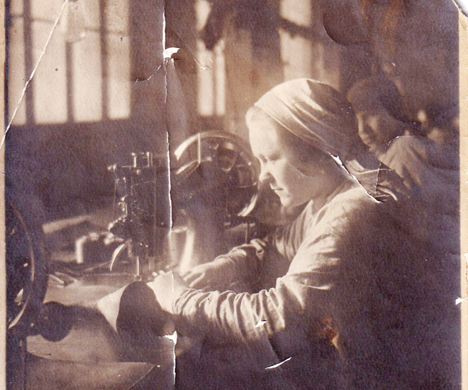 Валентина Александровна Землянухина (Баранова) работница кожкомбината, выполнявшая по две трудовых нормы