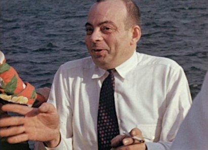 Антуан Мари Жан-Батист Роже де Сент-Экзюпери (29 июня 1900, Лион, Франция — 31 июля 1944) — французский писатель, журналист, поэт, сценарист и профессиональный лётчик