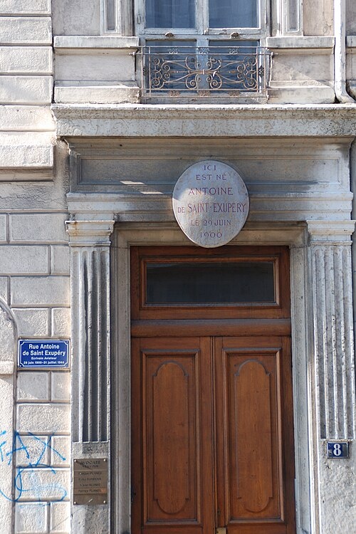 Место рождения Антуана де Сент-Экзюпери — дом номер 8 в Лионе, на улице, ныне носящей его имя