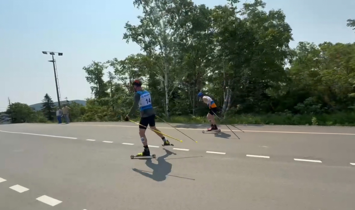 Устюгов пешком преодолевает дистанцию 🤔