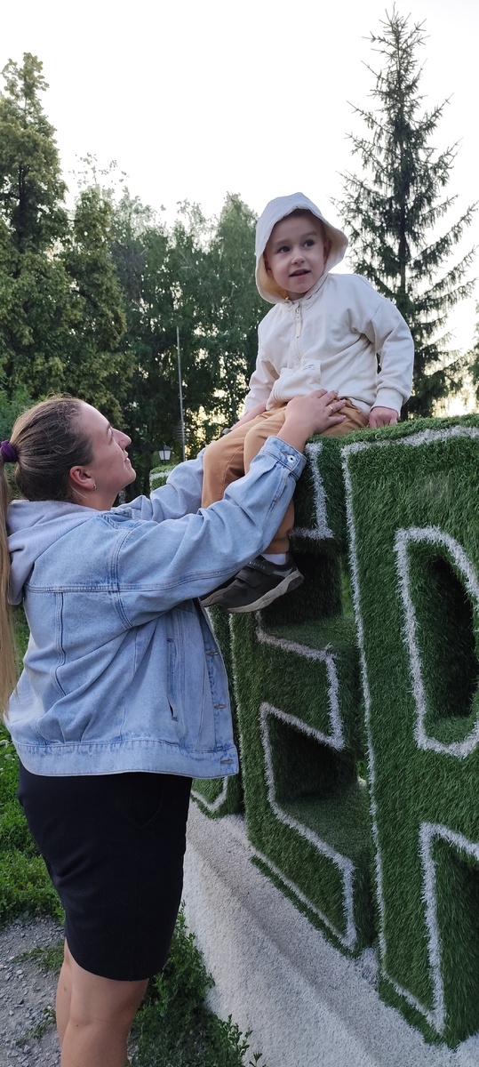 Дочь вытащила нас погулять 