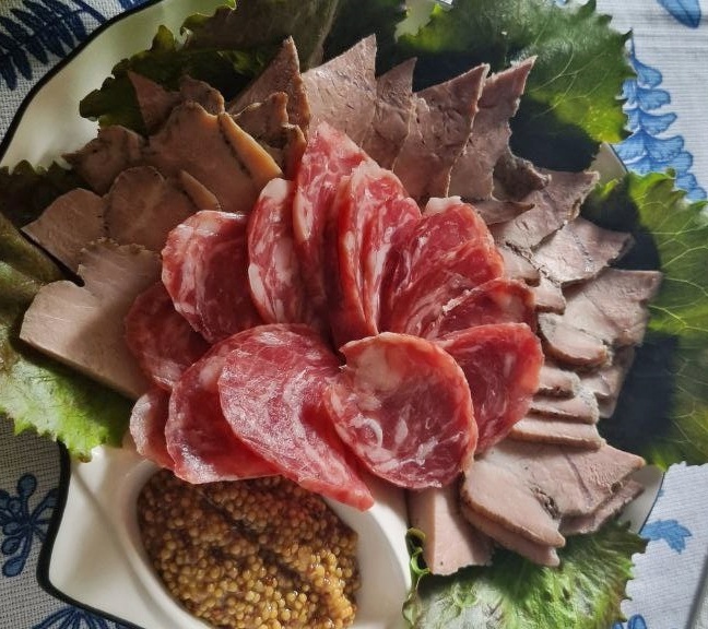 Буженина и сыровяленная свиная колбаса с зернистой горчицей.