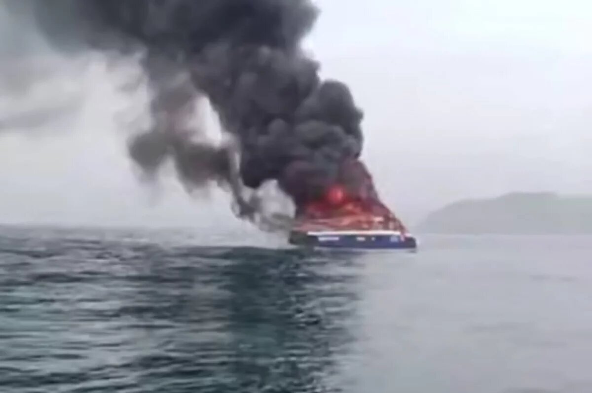    На кадрах видео можно наблюдать масштабный пожар, охвативший катамаран в районе острова Шкота