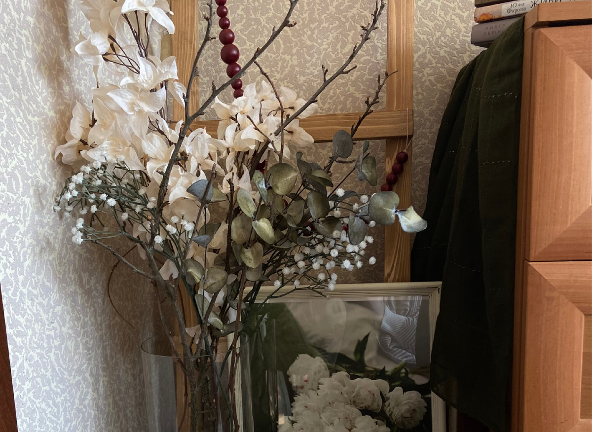 Здесь все искусственные веточки и цветы из ФП. Дополнила композицию сухими ветками смородины 