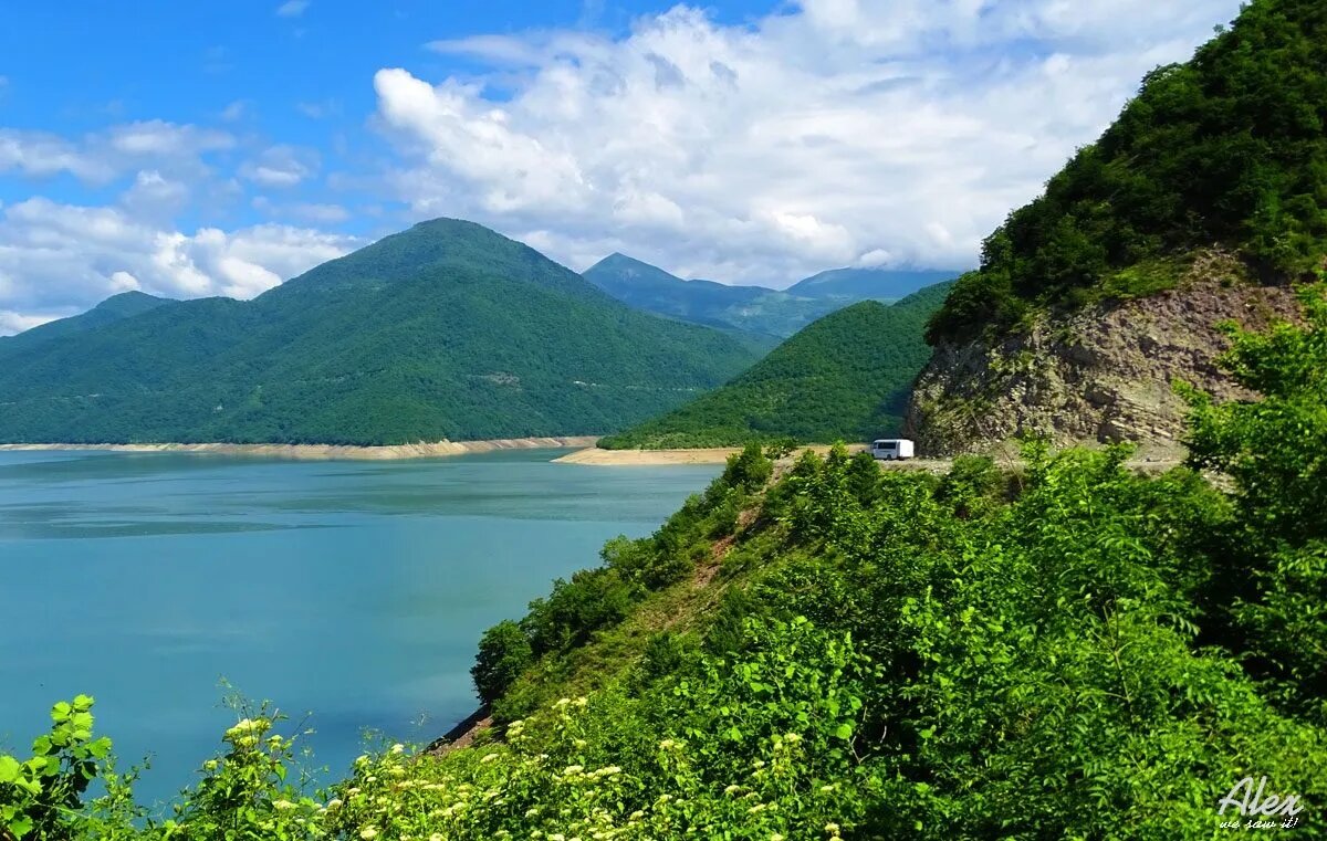 Дорога к ущелью реки Пшавис Арагви - Пшавская Арагви. Пшавская Арагви: жемчужина горной Грузии между водой, камнем и памятью, Грузия