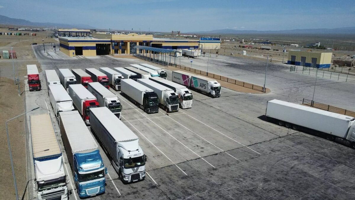 На границе с Китаем.  Новый пункт пропуска "Достык-автомобильный"