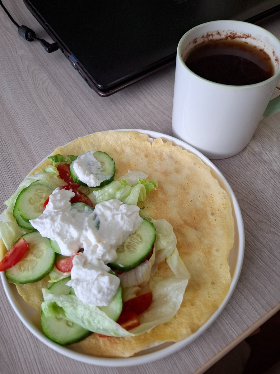 Лепёшка, яичница, айсберг (попался горький 😔), огурец, помидор, маскарпоне.