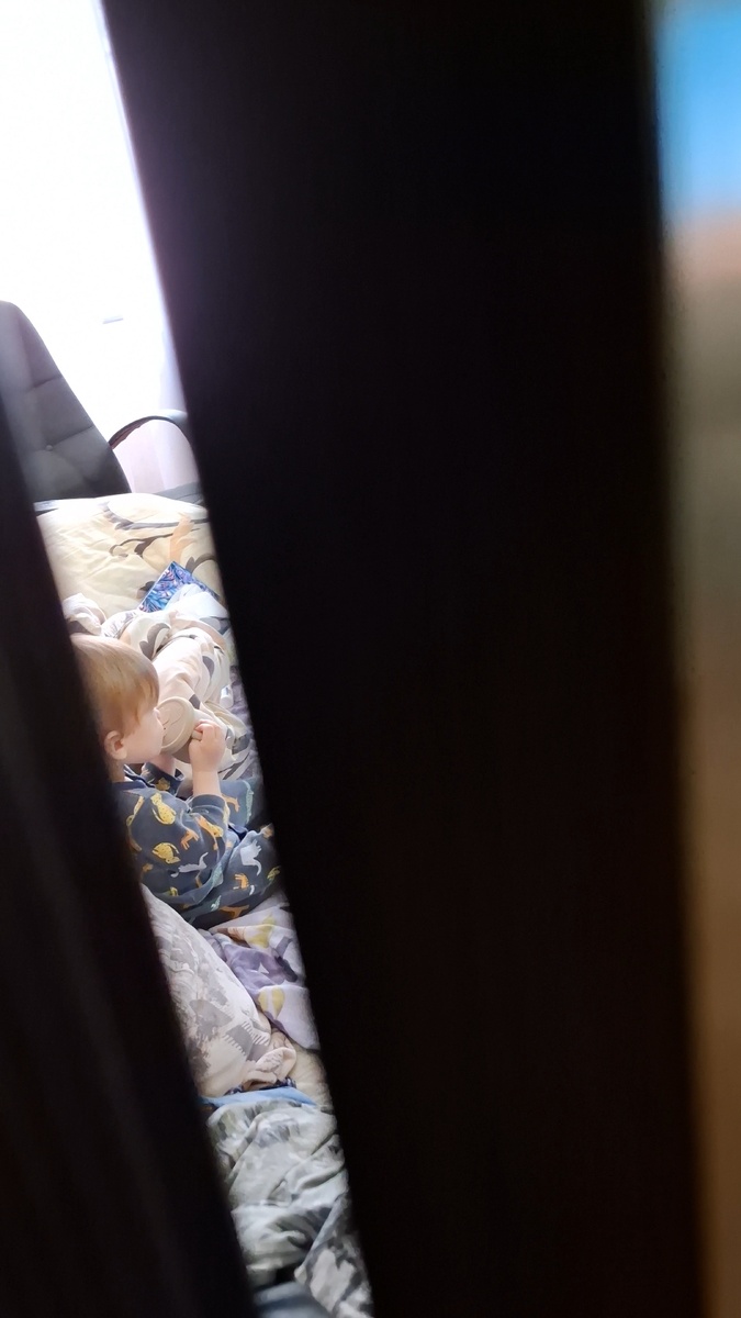 Снимала видео через щёлку двери 😅