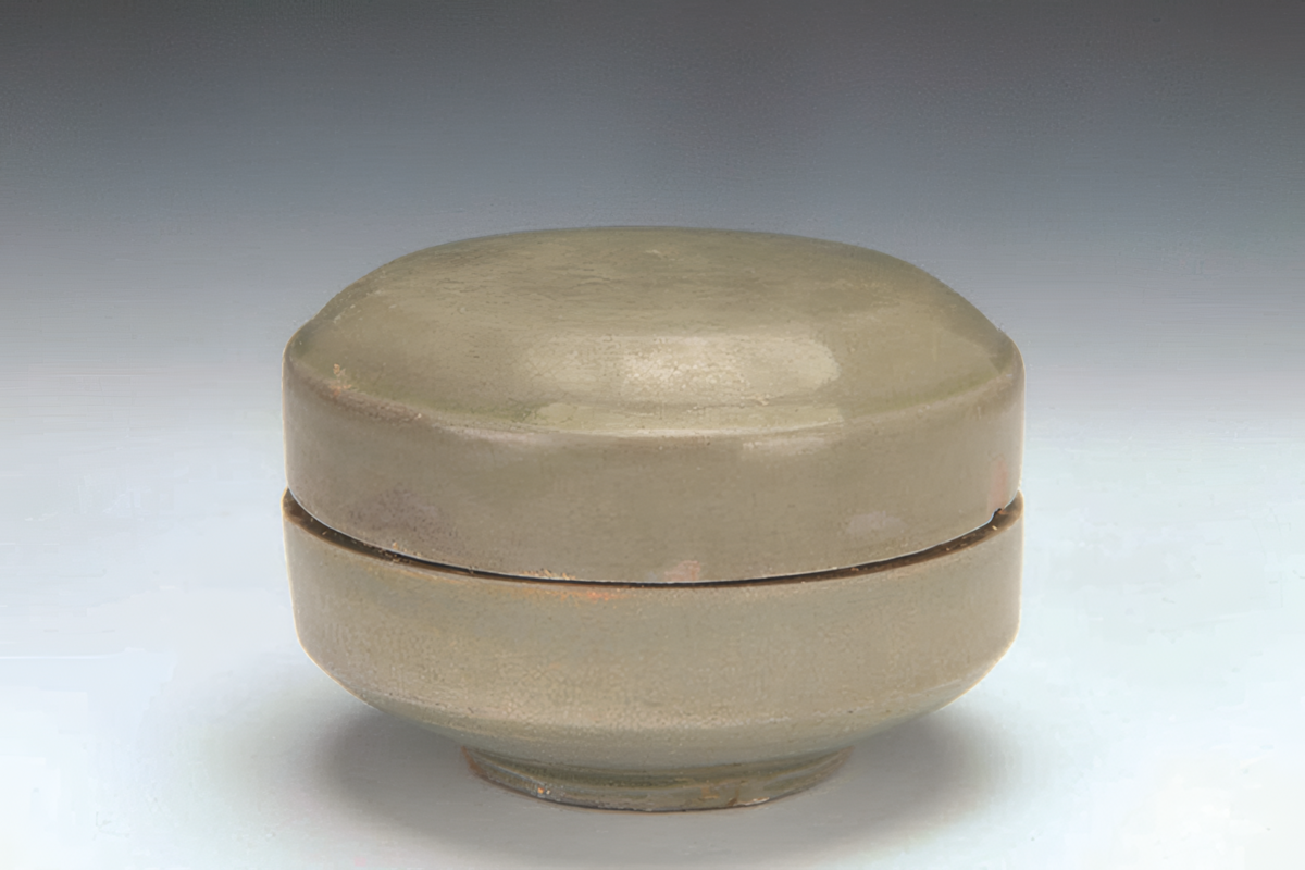 Шкатулка из фарфора «секретного цвета» эпохи династии Тан, найденная при раскопках недалеко от озера Шанлинь в Цыси, провинция Чжэцзян. (фото: thehour.cn)