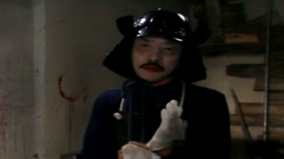 Вместо нескольких мучителей из первой части, во второй части один, но зато сразу самурай