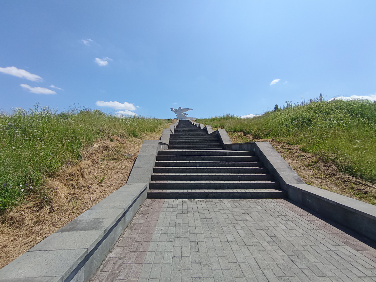 Лестница ведущая к монументу