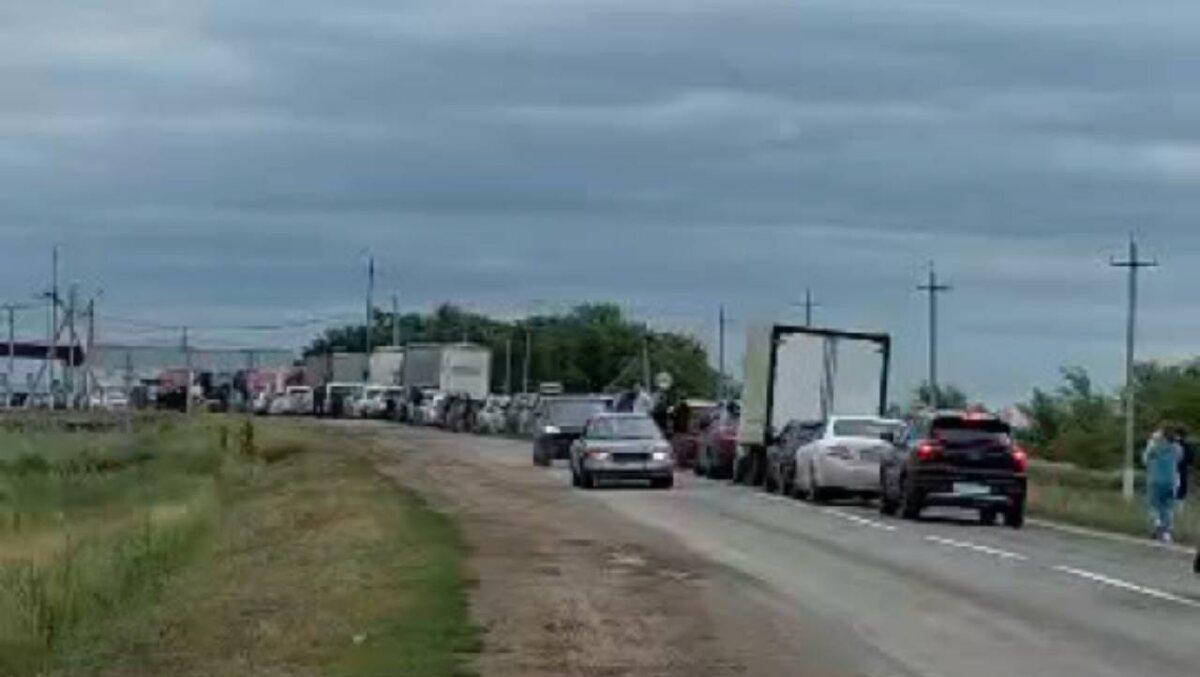    На границе России и Казахстана в Оренбургской области огромные очереди