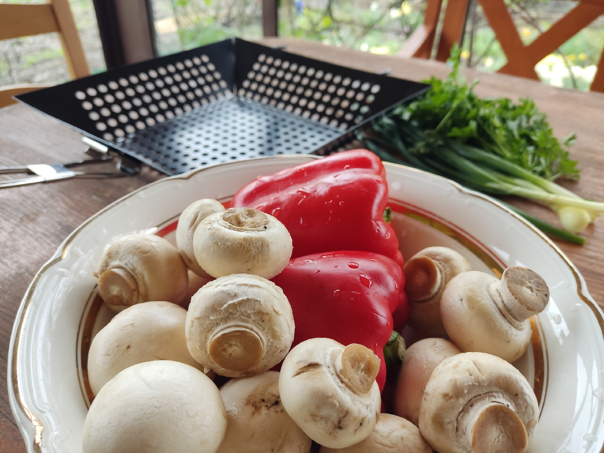 Шамптньоныы на гриле - гарнир к любому мясу