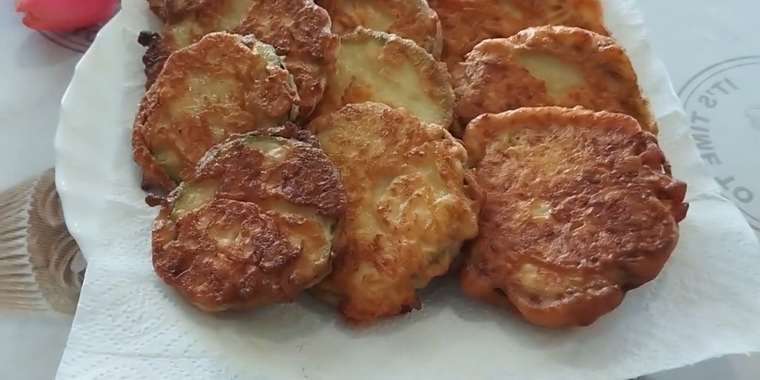 Жареные кабачки в сырном кляре. Очень нежные и хрустящие.
