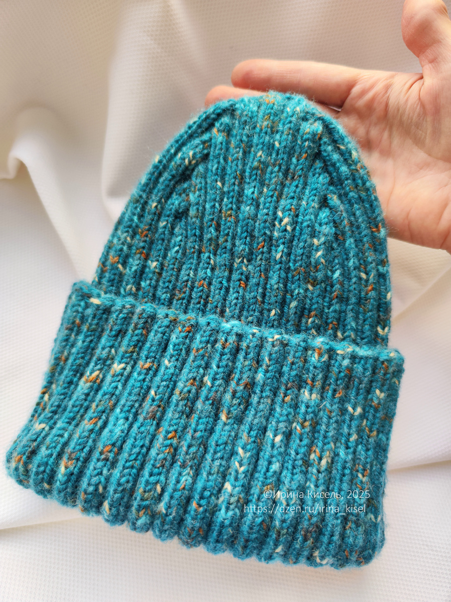 шапку вязала себе, но она понравилась сыну, отдала с радостью, было так приятно, что он оценил