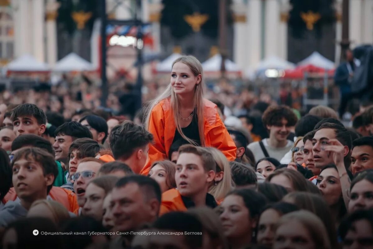    «Алые паруса» прошли в Петербурге с участием брига, фейерверков и «Катюш»