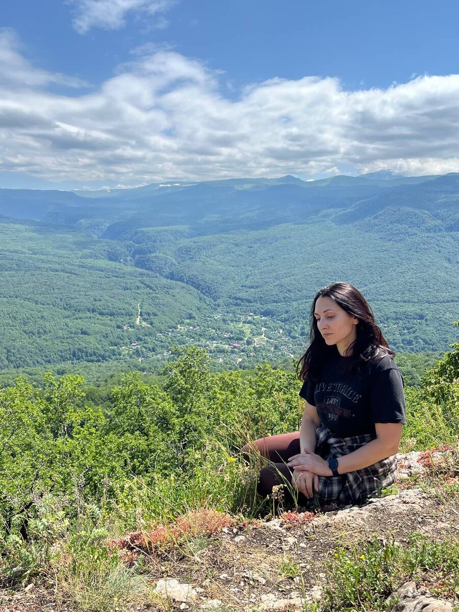 Смотровая площадка Михайлов камень. Здесь организованы места отдыха, есть столы, лавки. 