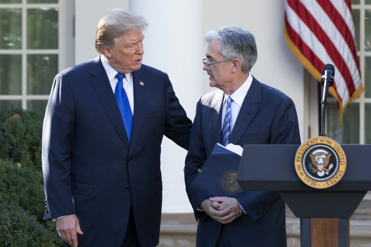    «Конфликт между Белым домом и Джеромом Пауэллом длится с 2018 года, но еще ни разу не доходил до того, чтобы президент декларировал готовность назначить преемника до окончания срока действующего председателя совета управляющих в мае 2026 года».   
Фото: © Yin Bogu / Xinhua/ www.globallookpress.com