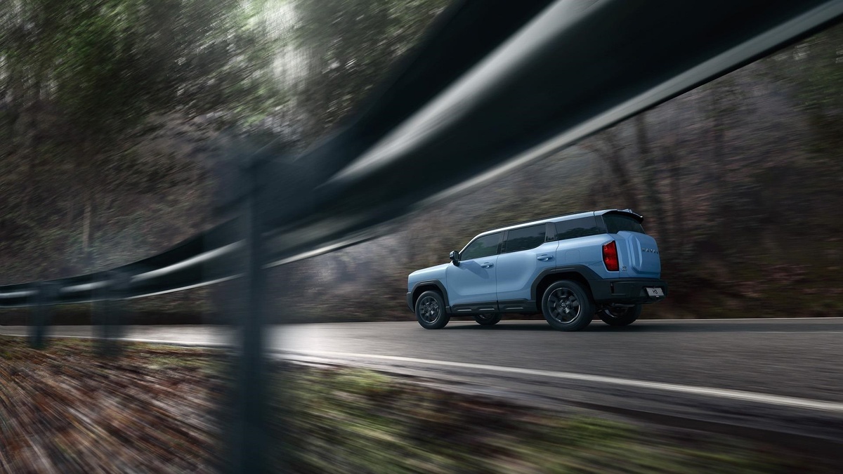 Haval H3 деликатно вписался в этот исторический пейзаж