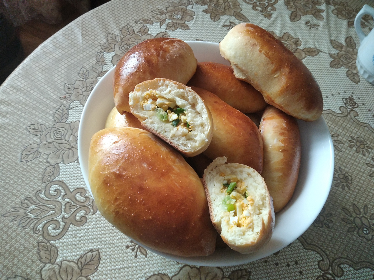 Пирожки с яйцом и зеленым луком