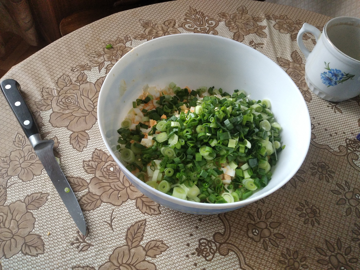 Начинку готовим пока тесто подымается