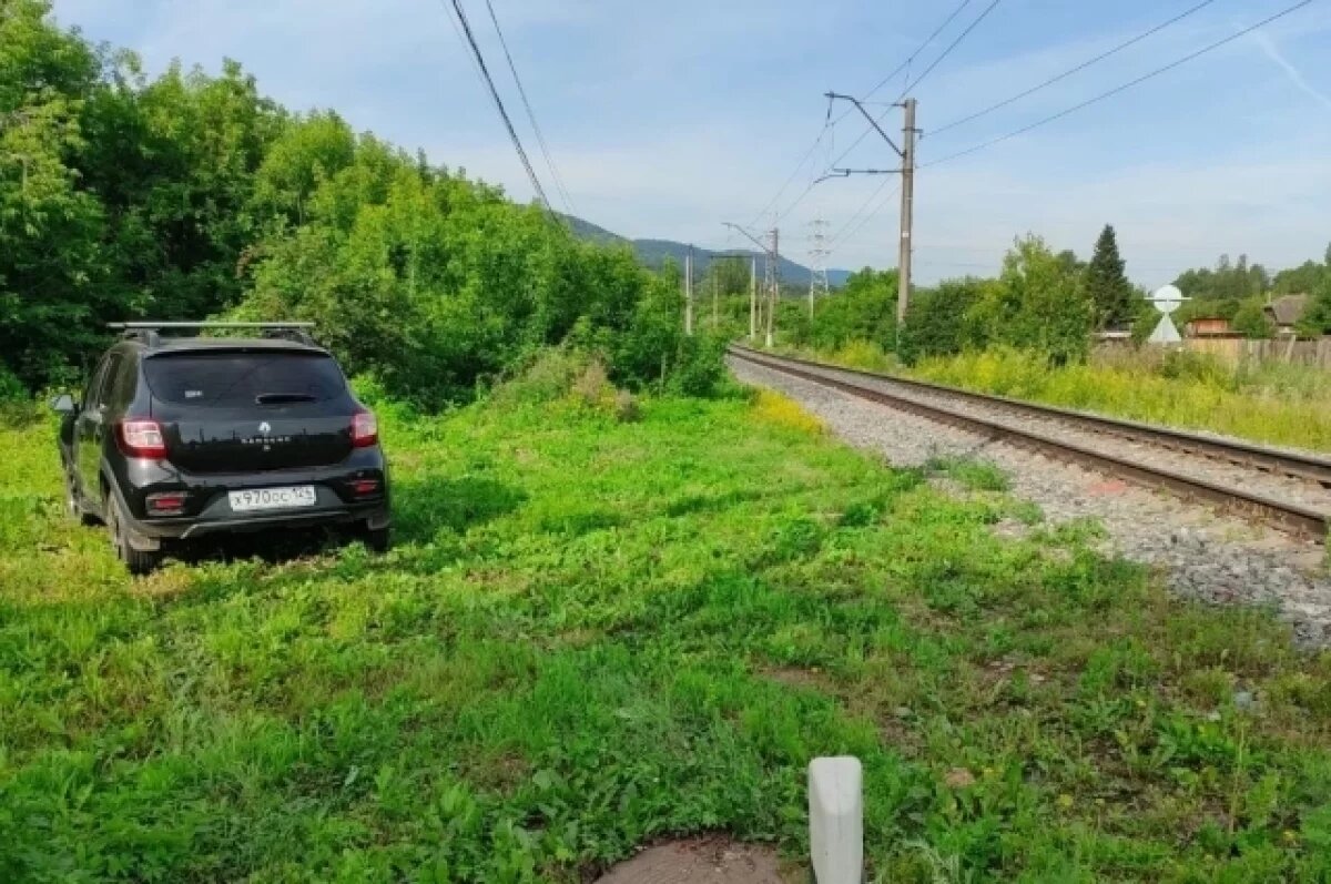    Красноярец на «Рено» попытался проскочить через пути перед электричкой