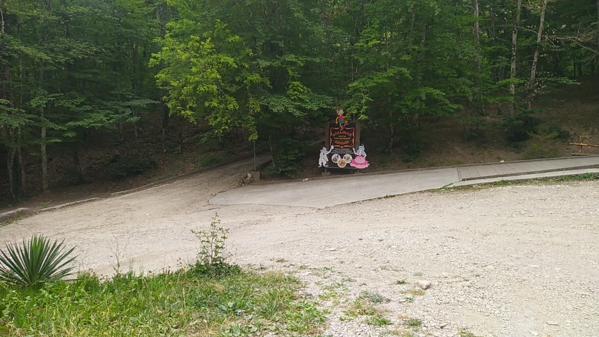 Направо  кафе ,а влево на водопад.