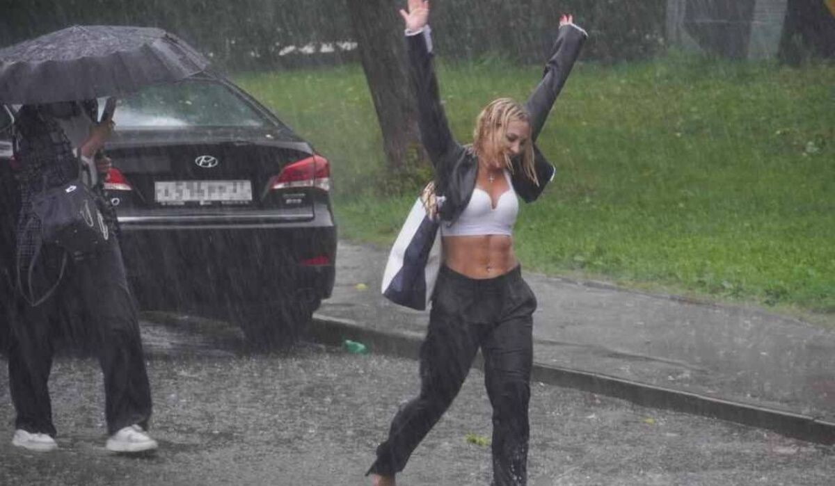     Девушка под ливнем. Источник: kp.ru Автор фото: Александр Шпаковский