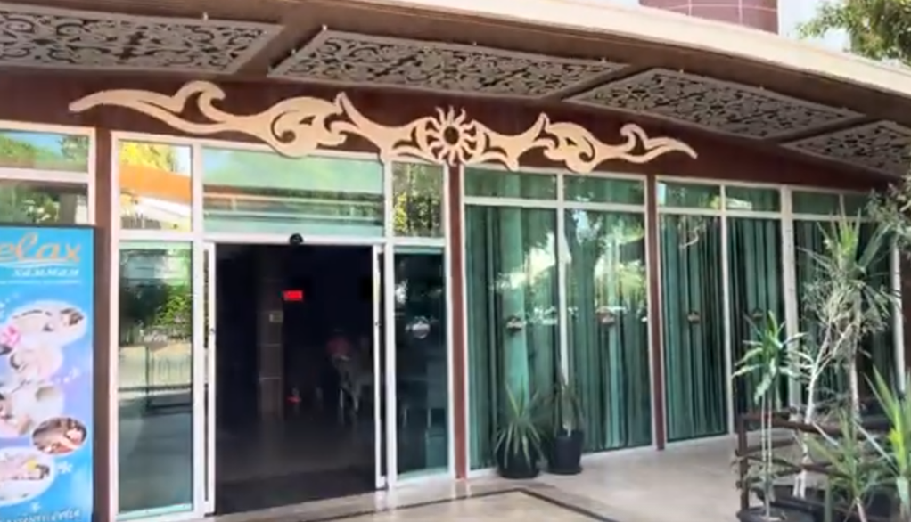 Основной вход в отель.