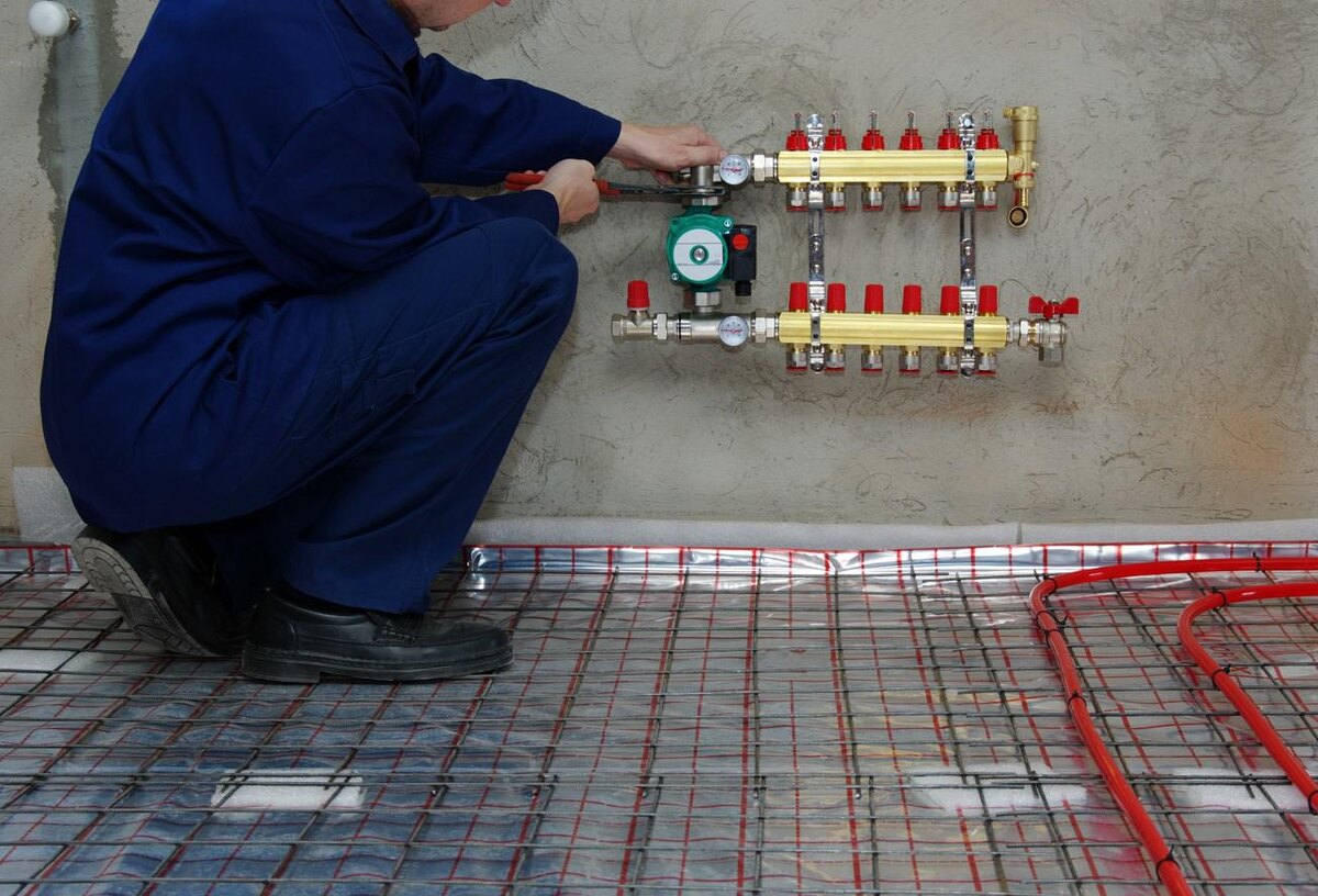 irin-k / Shutterstock / FOTODOM📷Систему отопления дома проектируют еще в начале стройки, а часть работ выполняют на черновой стадии