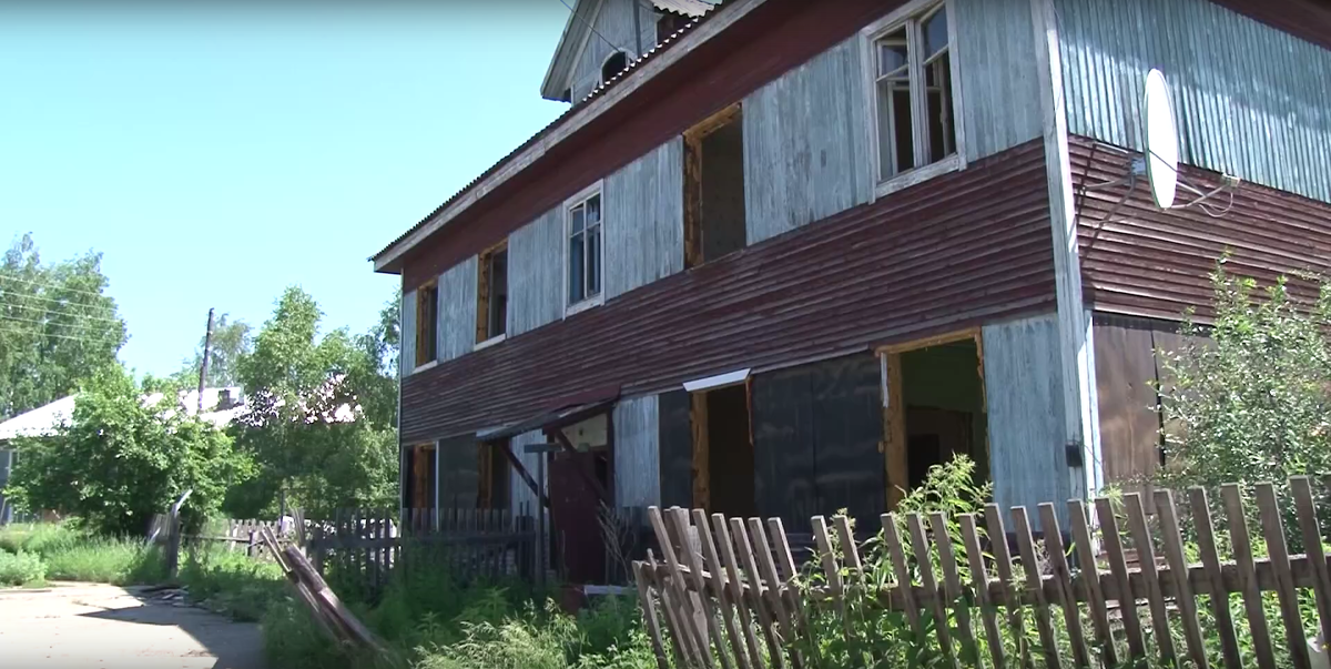     Заброшенные двухэтажки стали настоящей проблемой для жителей Лесосибирска